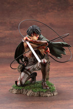 Load image into Gallery viewer, Attack on Titan PVC Statue 1/7 - Levi (17 cm)
