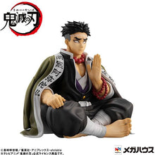 Lade das Bild in den Galerie-Viewer, Demon Slayer PVC Statue - Gyomei Himejima (11 cm)
